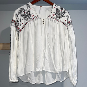 Free people, white boho‎ top embroidered sleeves